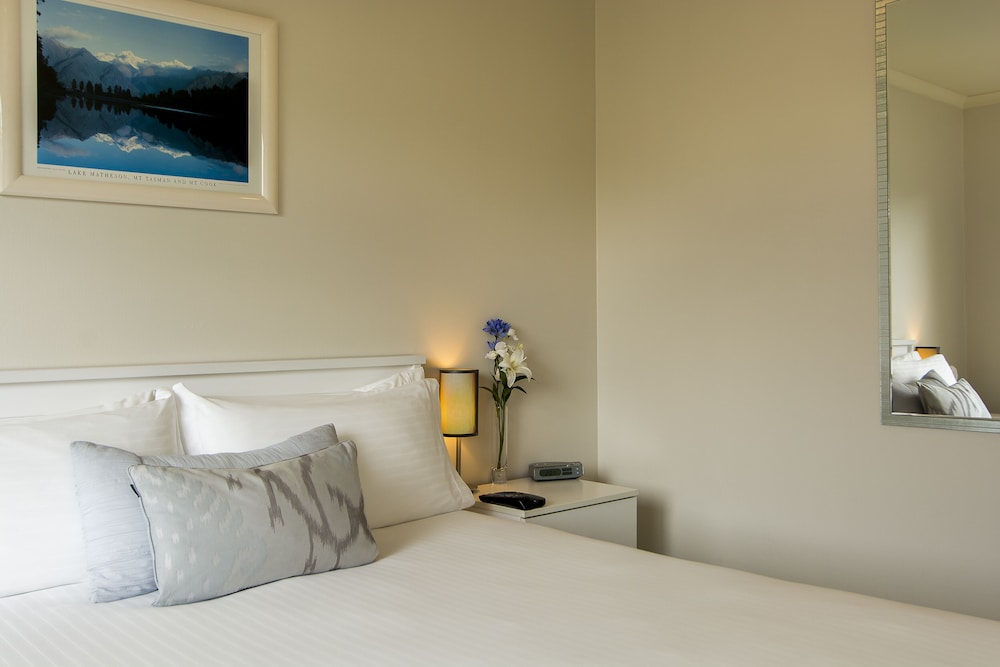 Standard Room, 1 Queen Bed, Ensuite photo 2
