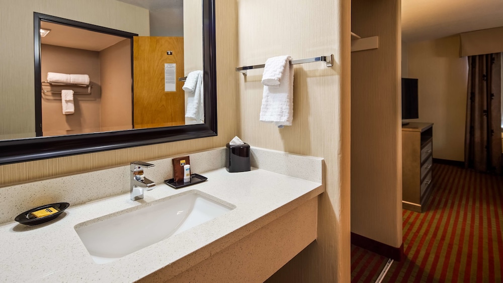 Suite, 2 Queen Beds, Non Smoking, Refrigerator & Microwave (Living Room;With Sofabed) photo 3