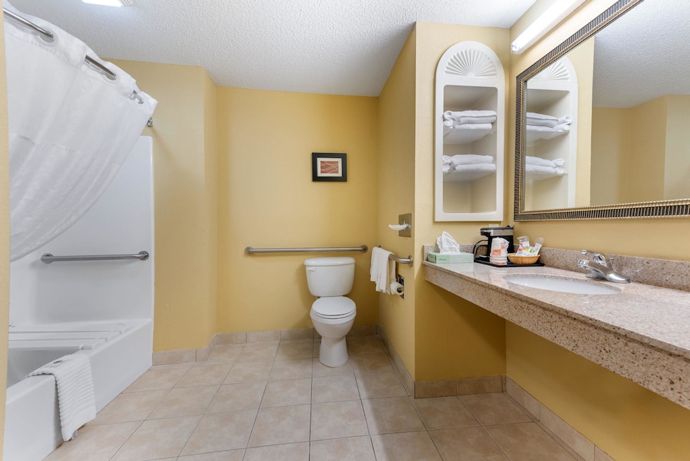 Suite, 1 King Bed, Accessible, Kitchenette photo 3