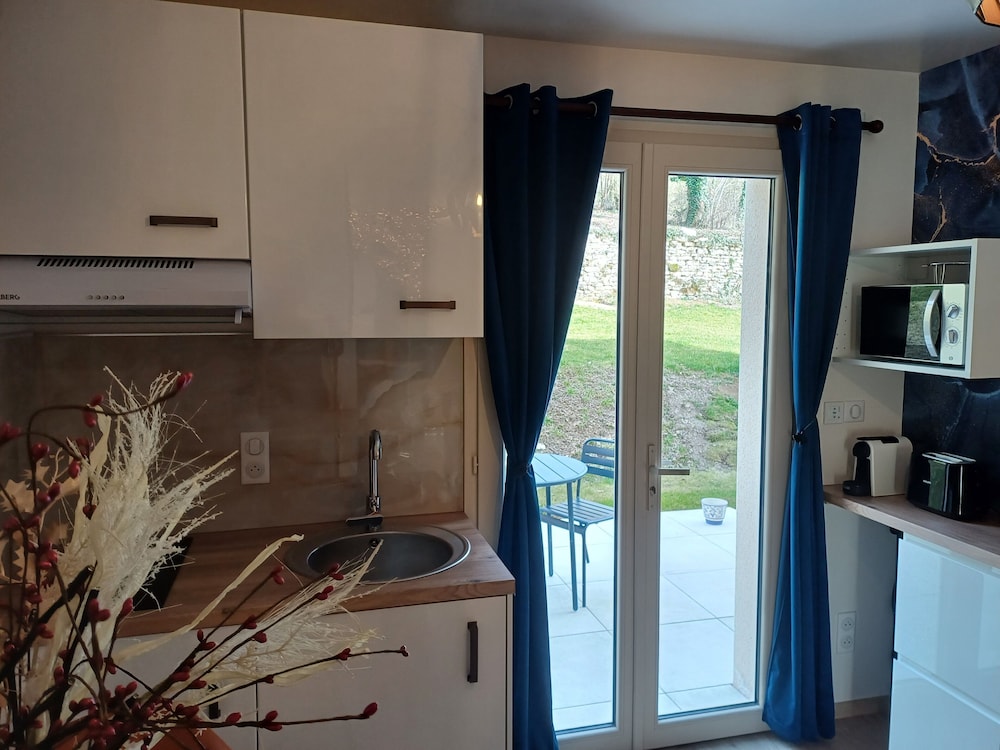Luxury Studio Suite, 1 King Bed, Hot Tub, Garden View photo 2