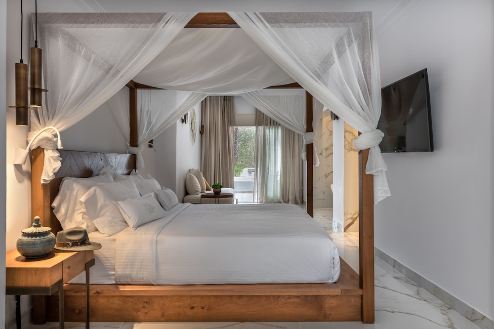 Dreamy Honeymoon Suite with Outdoor Hot Tub, Sea View - Photo 9