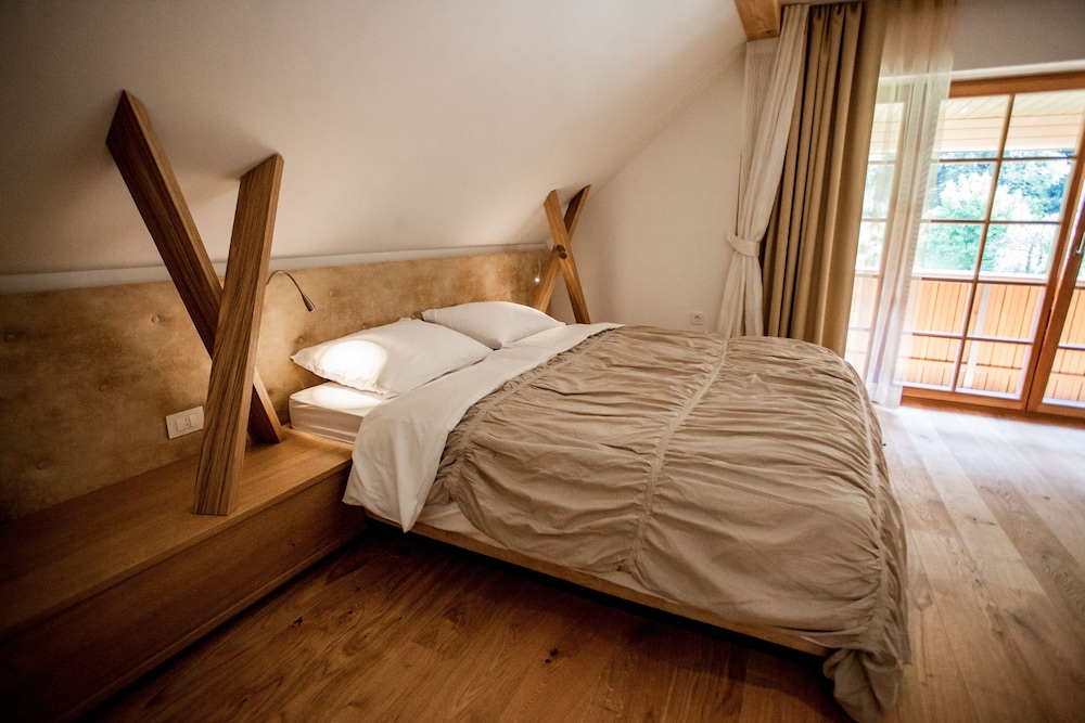 Romantic Double Room, 1 Double Bed, Fireplace, Garden View photo 2