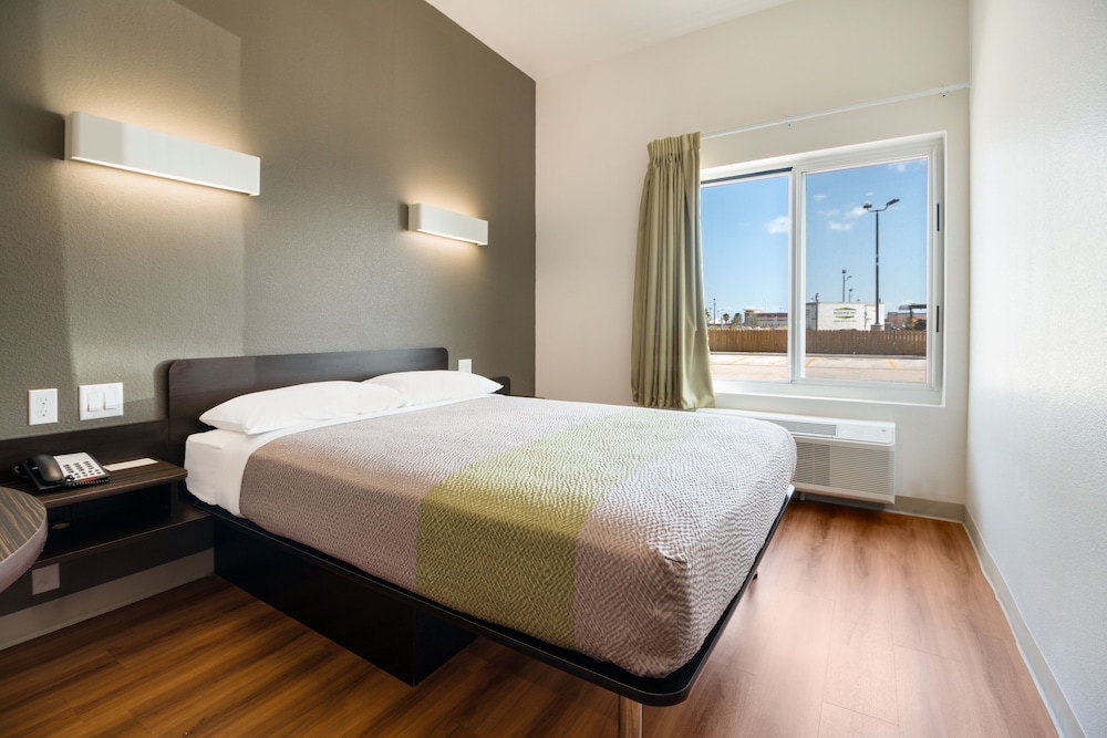 Deluxe Suite, 1 King Bed, Non Smoking, Kitchenette - Photo 2