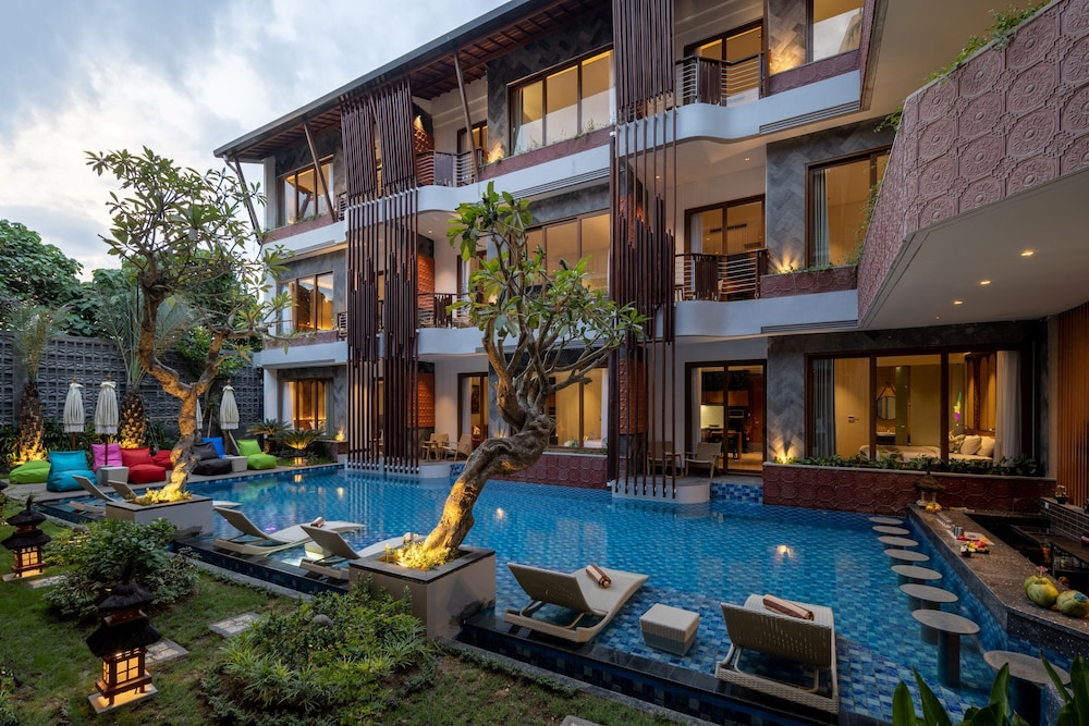 Deluxe Suite Pool Access - Photo 6
