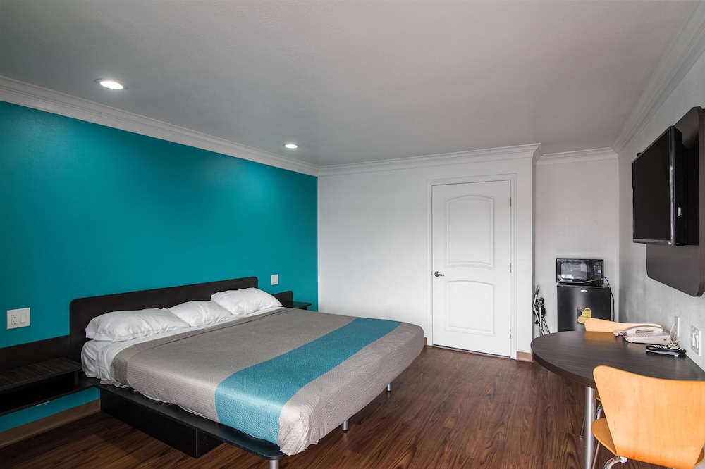 Standard Room, 1 King Bed, Non Smoking - Photo 3