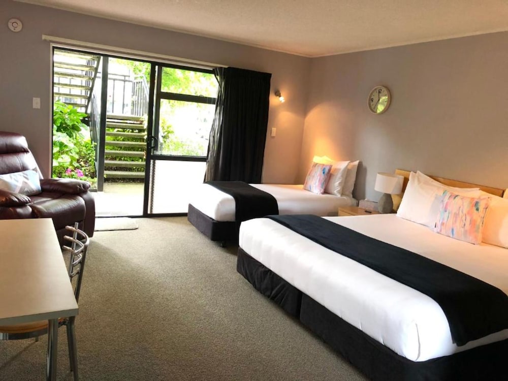 Family Studio, 1 Bedroom, Non Smoking, Kitchenette (1 King & 1 Single bed) photo 1