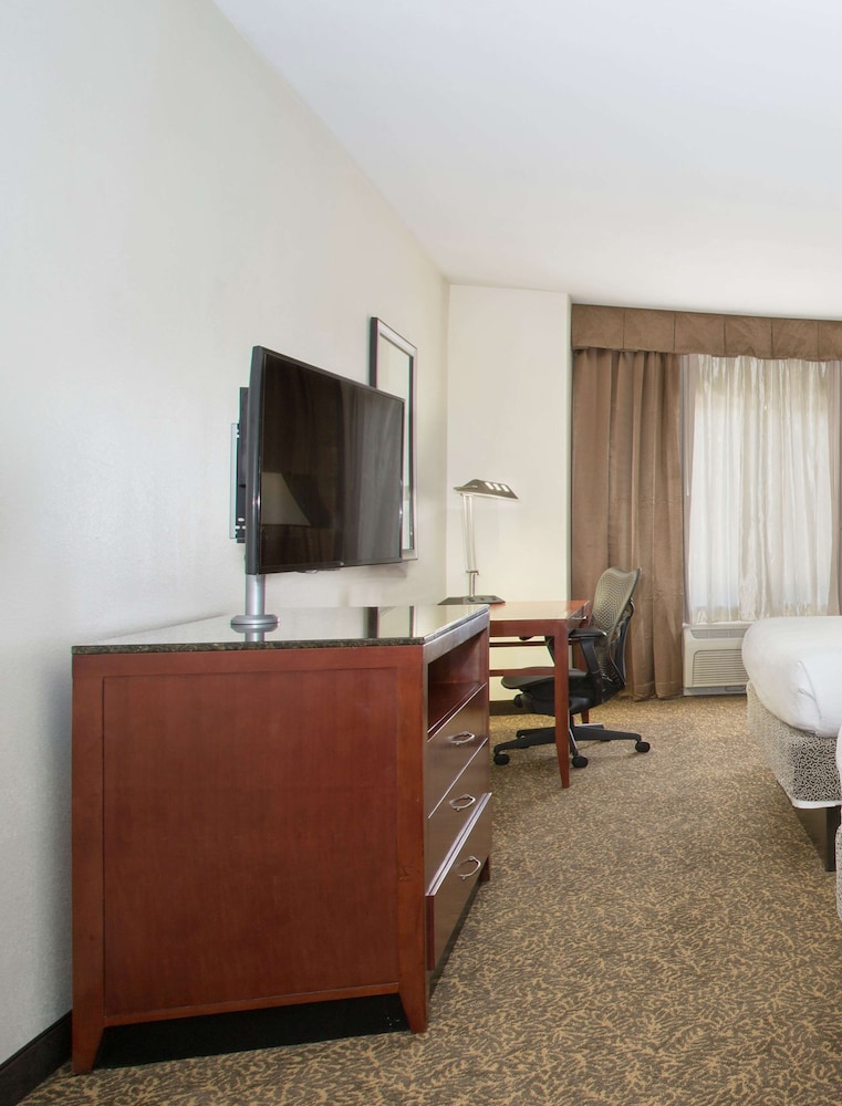 Room, 2 Queen Beds, Mobility Accessible, Bathtub - Photo 1