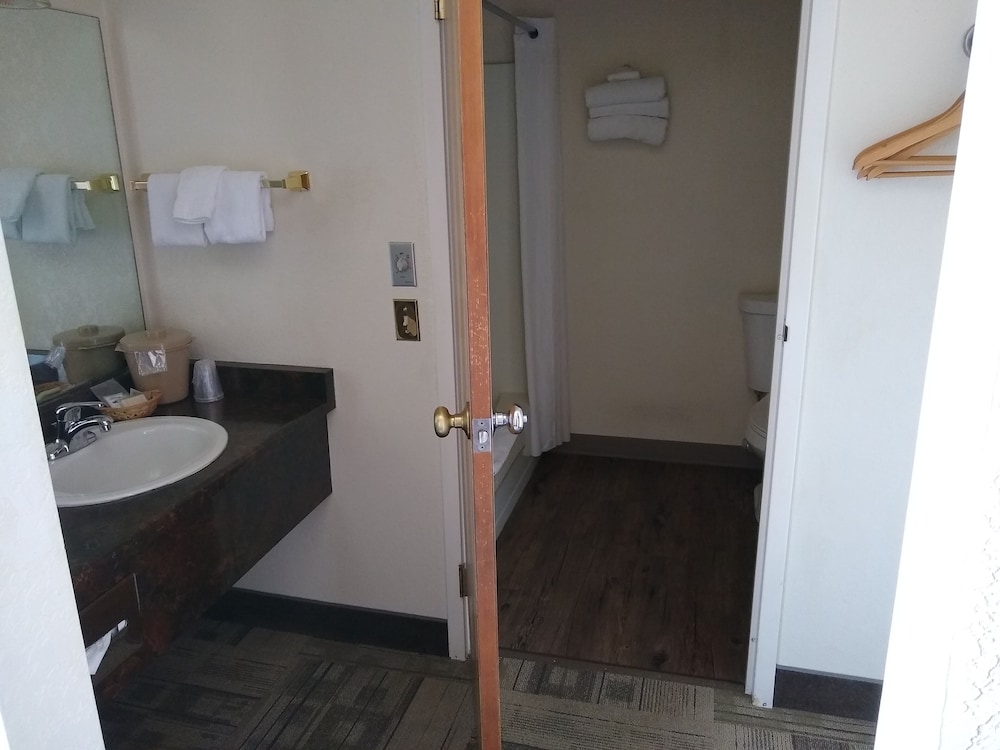 Standard Room, 1 Bedroom, Non Smoking, Private Bathroom (Handicap Accessible Single Queen) photo 2