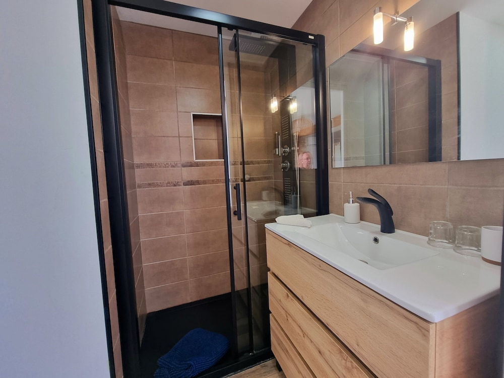 Chambre Double Deluxe, 1 grand lit, salle de bains privée, vue piscine ( Saint Chinian ) photo 2