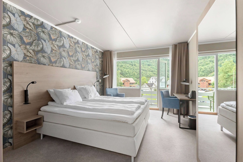 Superior Room, 1 Queen Bed, Balcony, Sea View photo 1