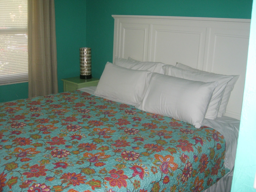 Double Room, 2 Bedrooms, Poolside photo 2
