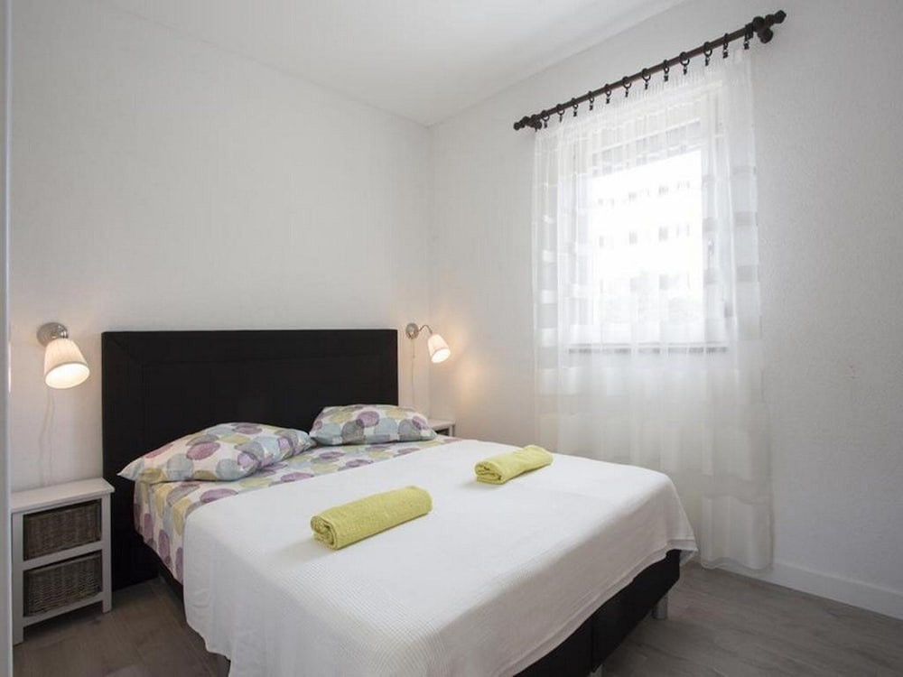 House (Three Bedroom Holiday Home With Swimm)
