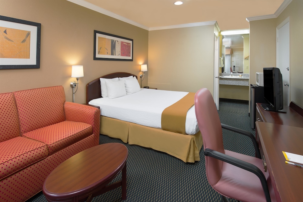 Room, 1 Queen Bed, Accessible, Non Smoking (Mobility/Hearing Impaired) - Photo 5