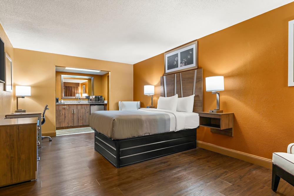 Suite, 1 King Bed, Non Smoking, Jetted Tub - Photo 5