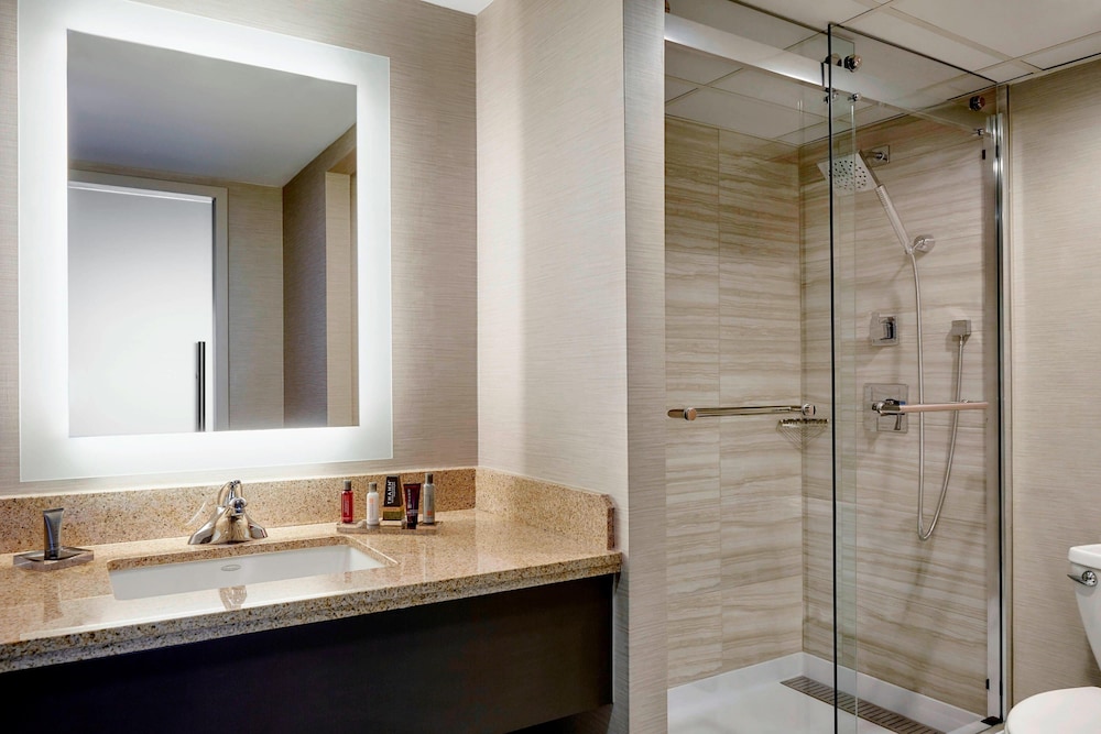 Club Room, 1 King Bed (Hearing Accessible) - Photo 4