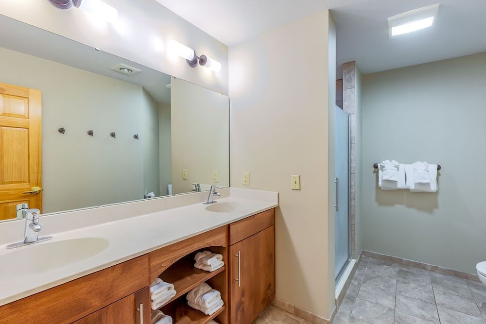 Executive Condo, 1 Bedroom, Fireplace, Mountain View photo 2
