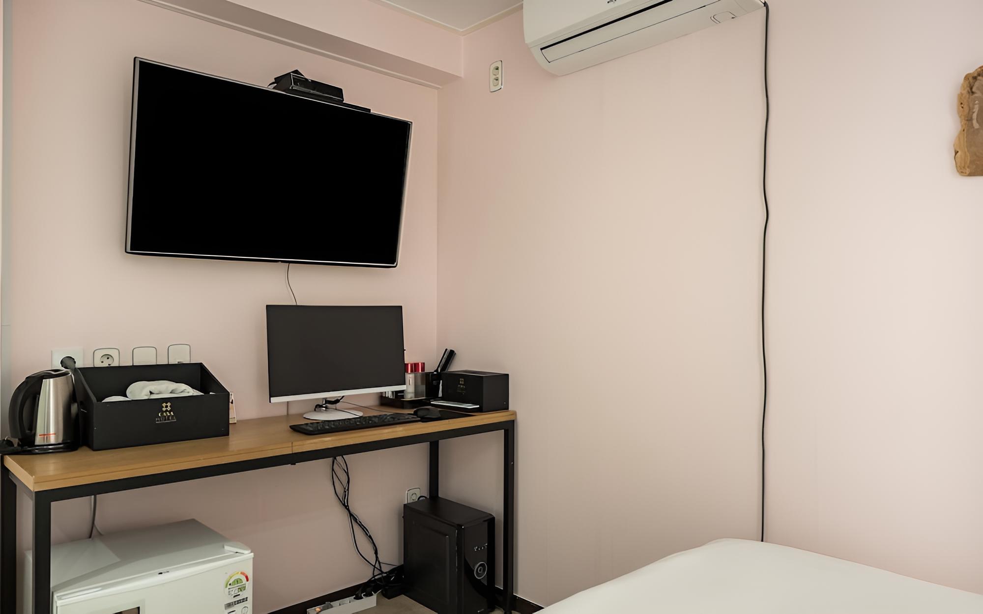 Room (Standard B (Netflix available)) - Photo 5