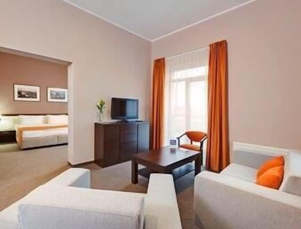 Suite, 1 King Bed - Photo 3