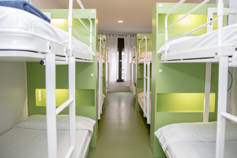 Dormitorio compartido estándar, Dormitorio mixto, Baño compartido (12 personas)