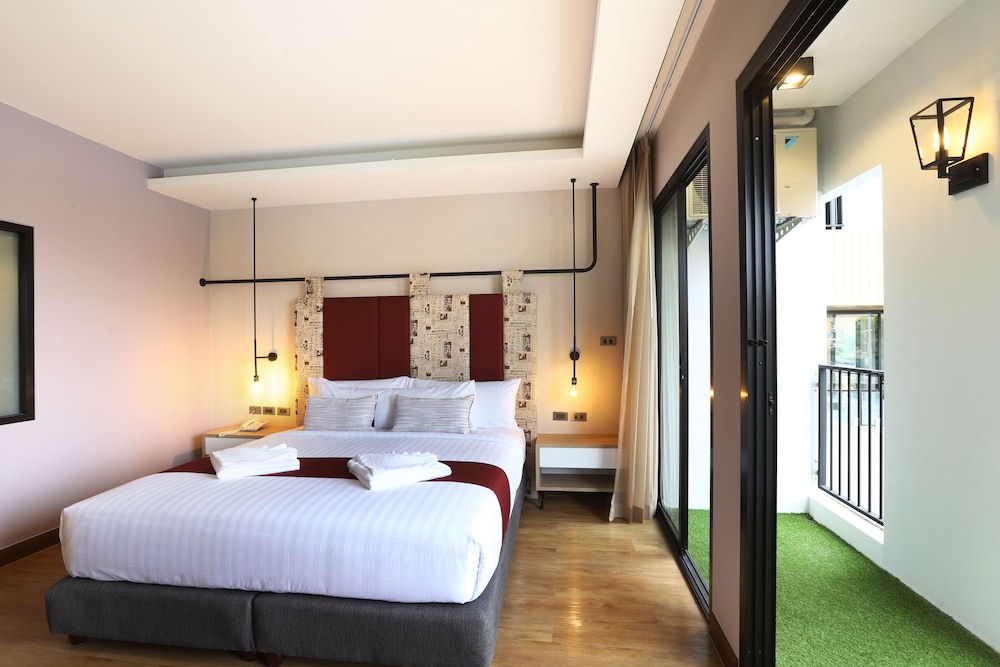 Deluxe Room, 1 King Bed, Poolside photo 2