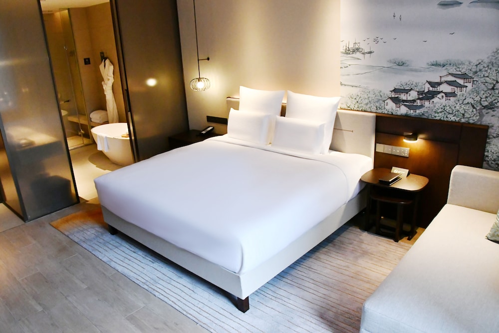Deluxe Room, 1 King Bed, Balcony, Garden View - Photo 1