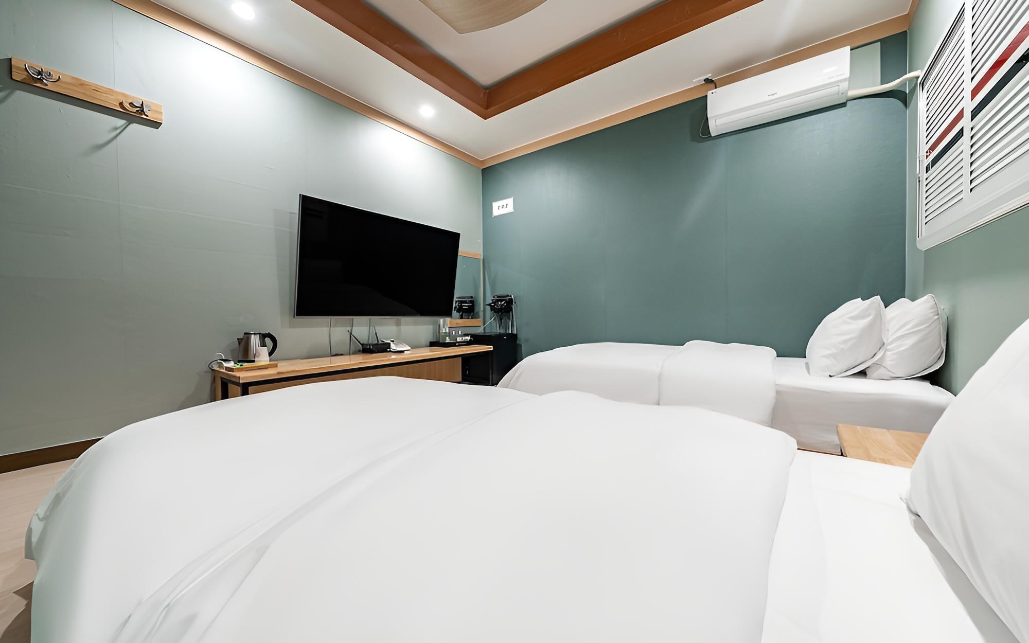 Room (Twin (single + single 65-inch TV Netf)