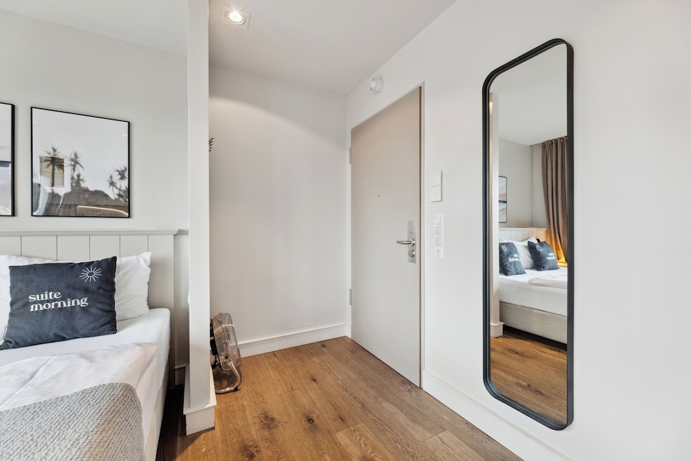 Suite S + balcony + city view photo 3