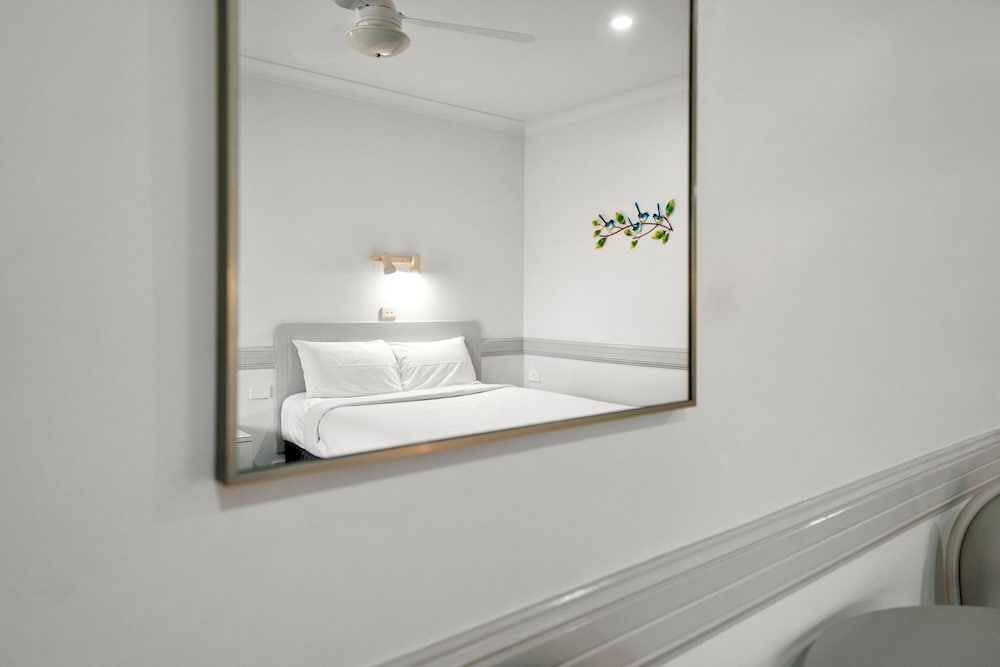 Deluxe Room, 1 Queen Bed photo 3