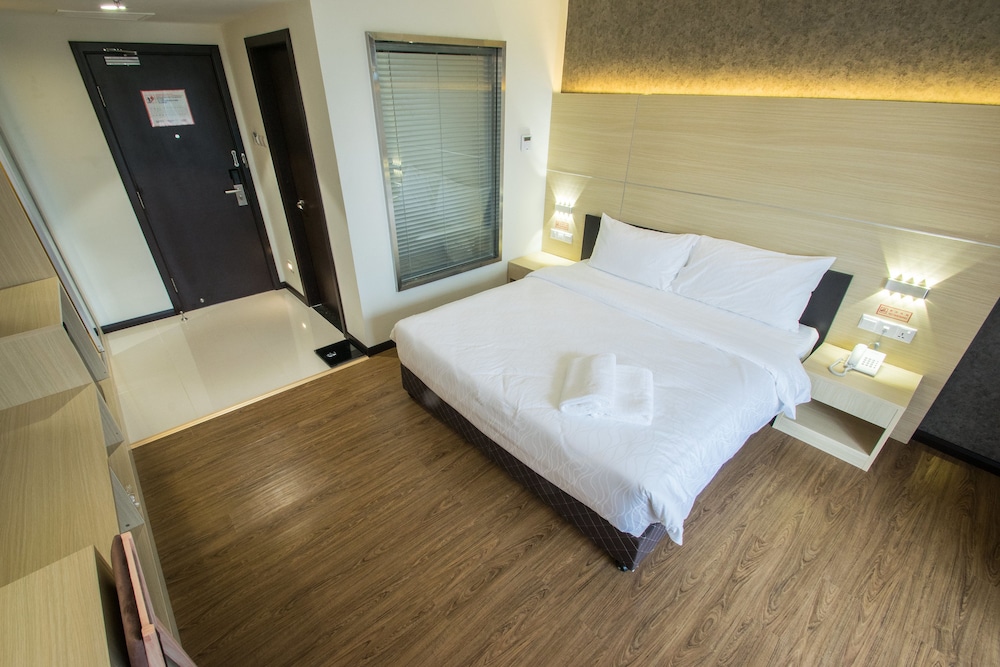 Deluxe Room, 1 King Bed, Non Smoking photo 1