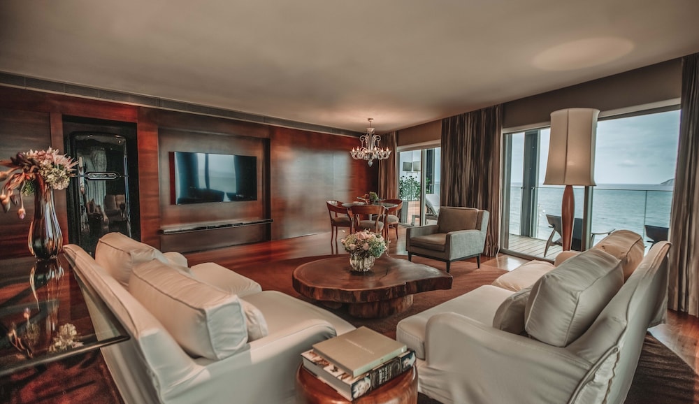 Deluxe Suite, 1 King Bed, Oceanfront