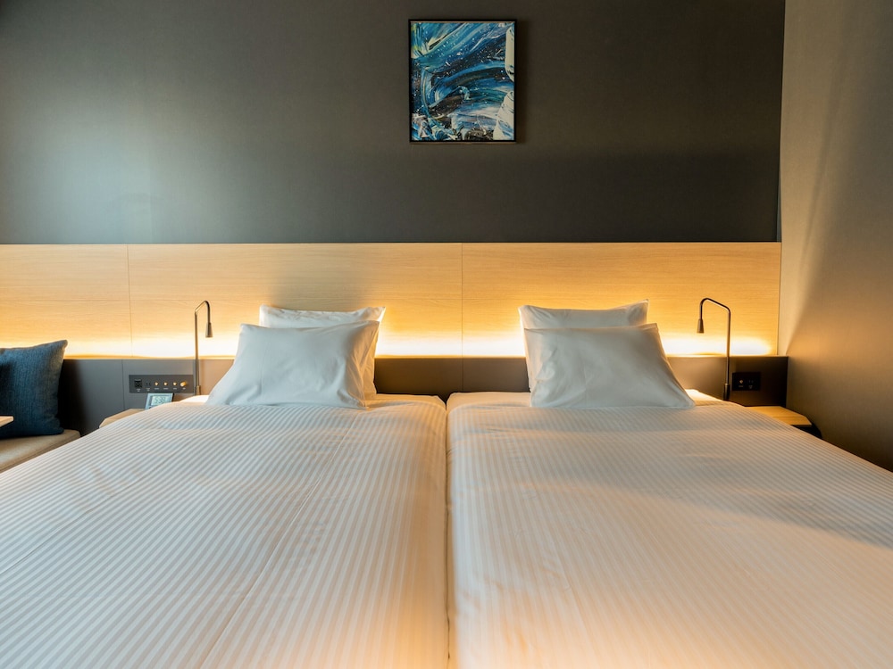 Medium Twin Room, Non Smoking - Photo 5