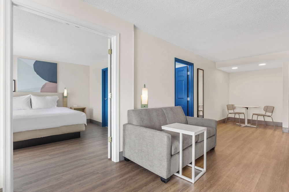 Suite, 1 Bedroom - Photo 1