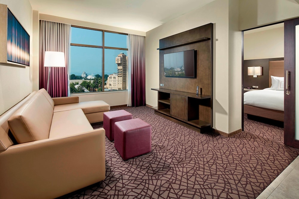 Suite, 1 Bedroom, Park View - Photo 1
