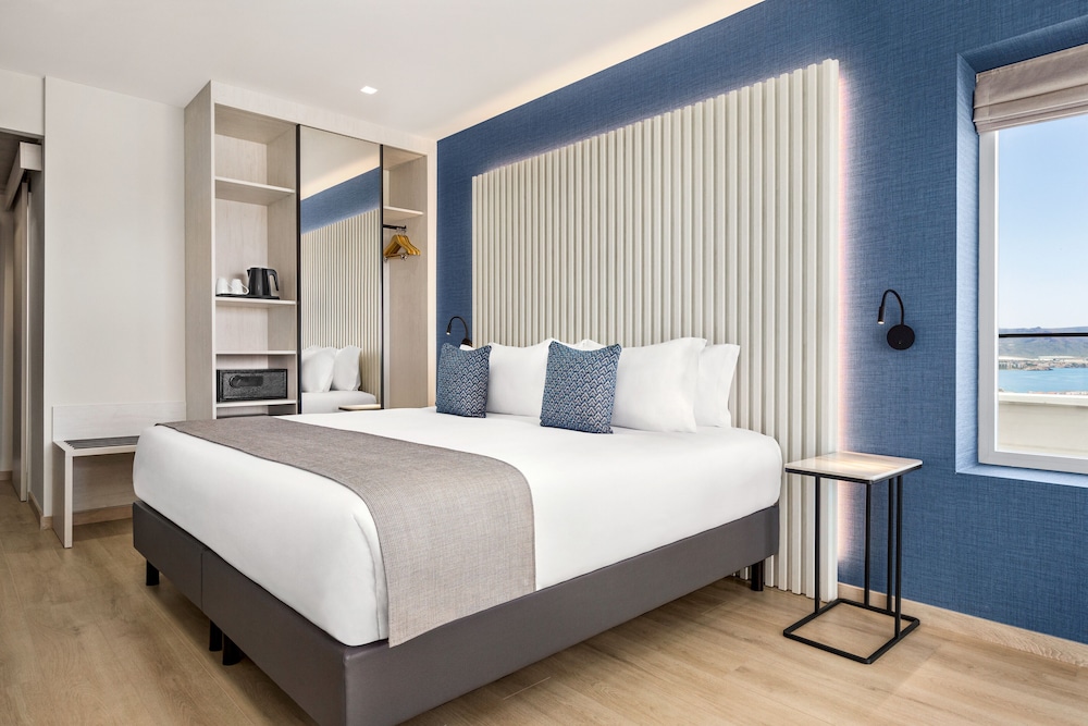 Deluxe Room, 1 King Bed, Sea View (Super)