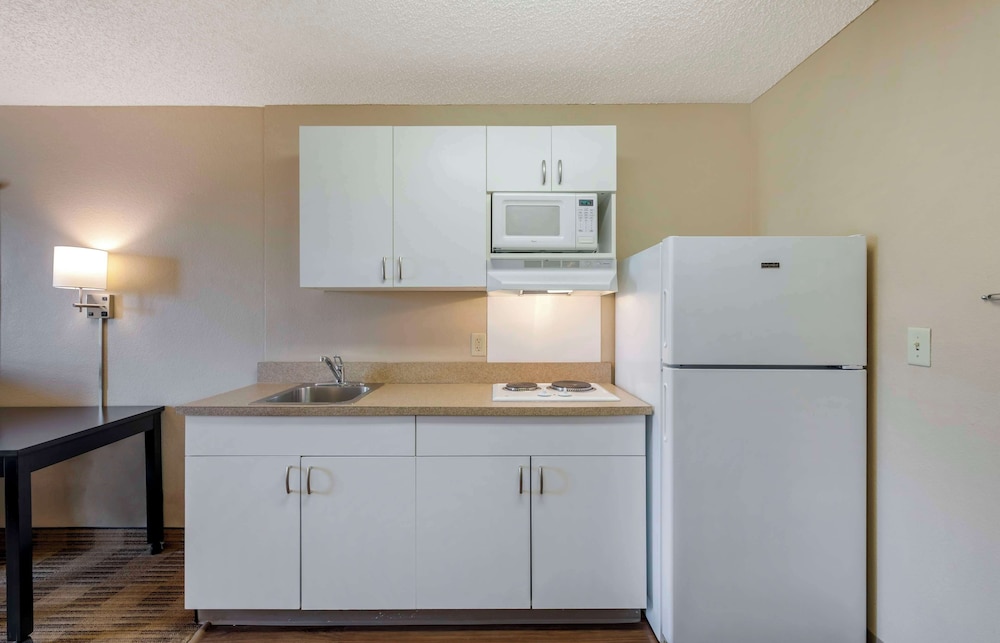 Studio, 1 Queen Bed, Non Smoking, Refrigerator & Microwave - Photo 3