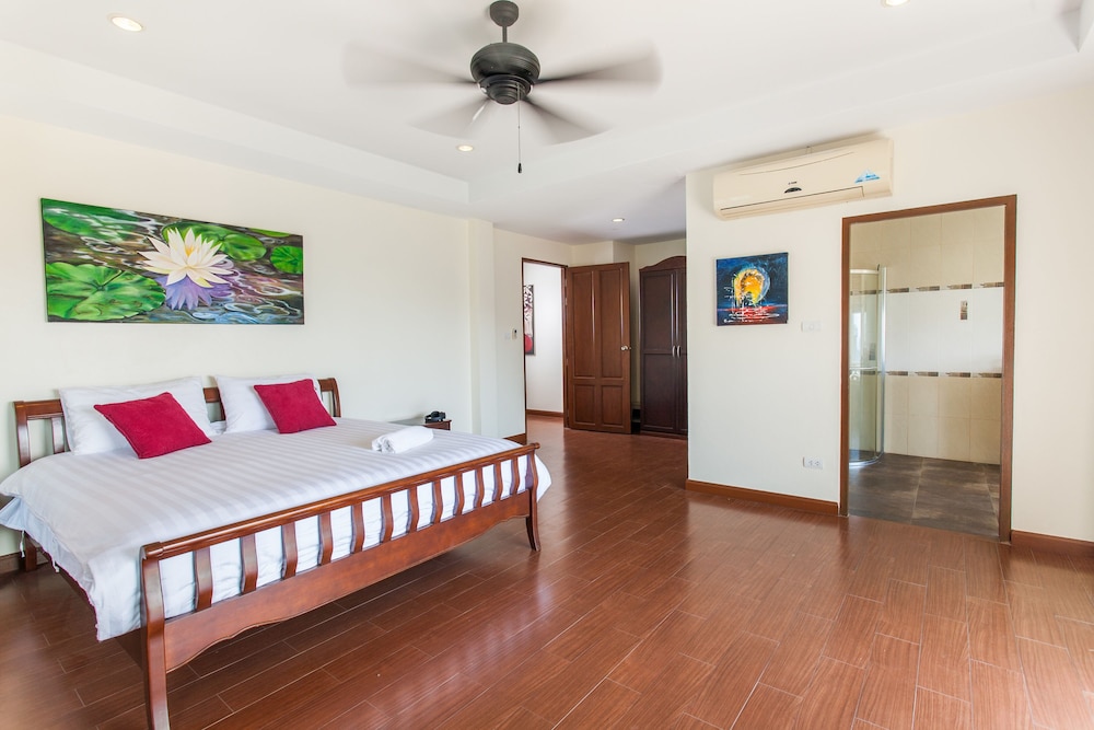 4 Bedrooms Villa photo 3