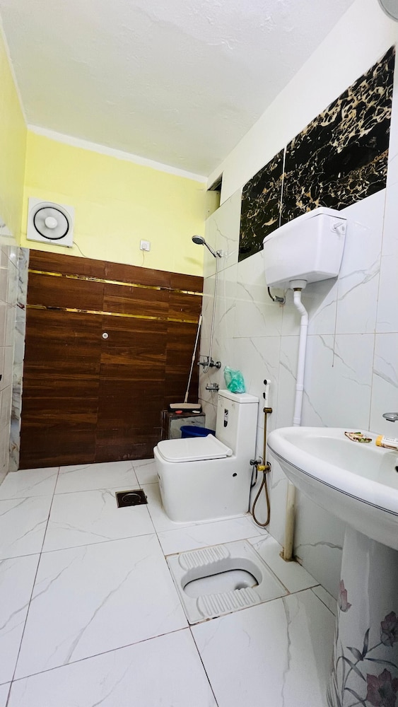 Room, 1 King Bed, Accessible (Roll In Shower) photo 1