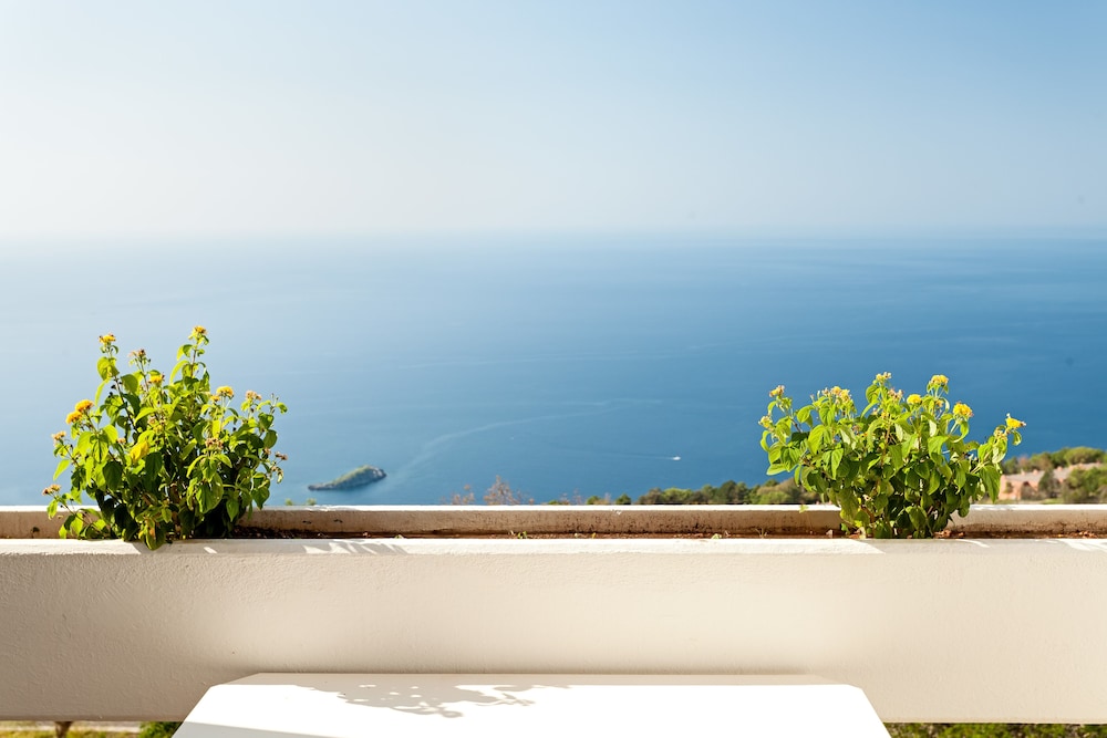 Deluxe Room, Sea View - Photo 5