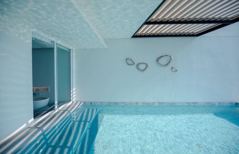 Pool Suite - Photo 4