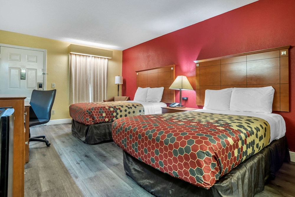 Room, 2 Double Beds, Accessible, Non Smoking - Photo 4