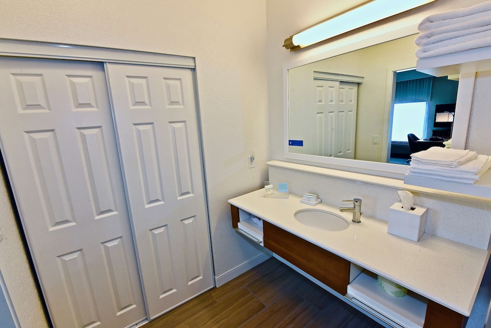 Studio, 1 King Bed, Refrigerator & Microwave (Wet bar) photo 3