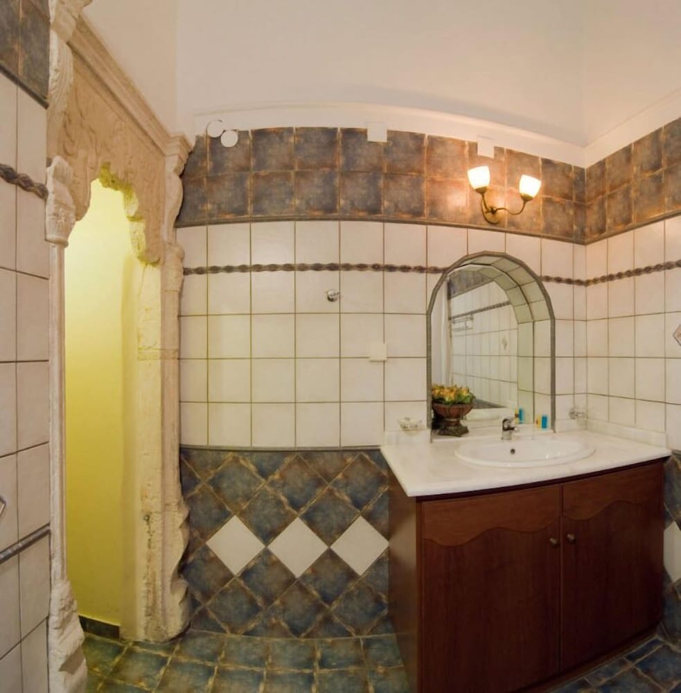 Suite, City View