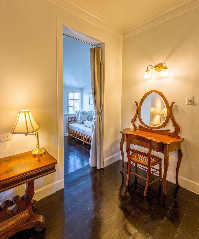 Luxury Room, 1 King Bed, Garden View photo 3