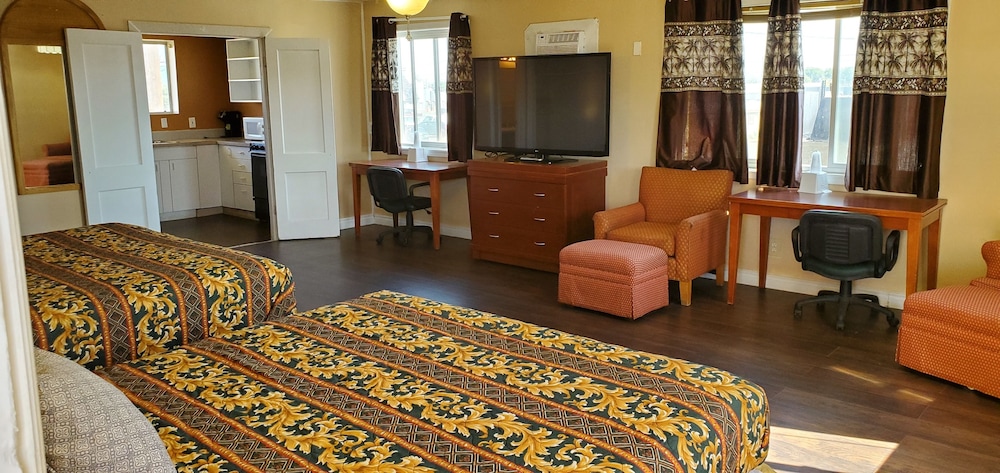 Deluxe Room, 2 Queen Beds, Non Smoking, Refrigerator & Microwave - Photo 7