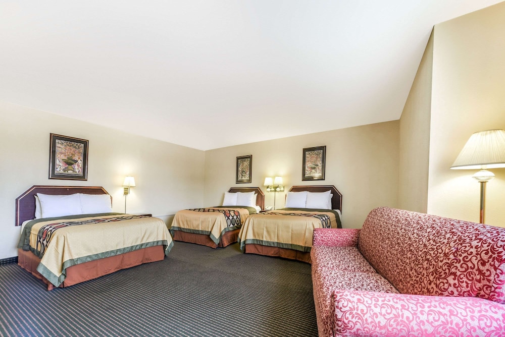 Family Suite, Multiple Beds, Microwave - Photo 1
