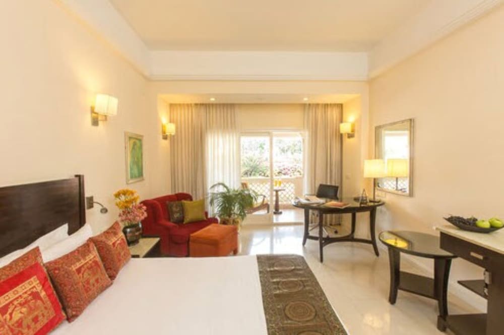 Premium Room King Bed - Photo 4