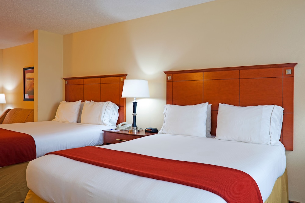 Standard Room, 2 Queen Beds - Photo 2