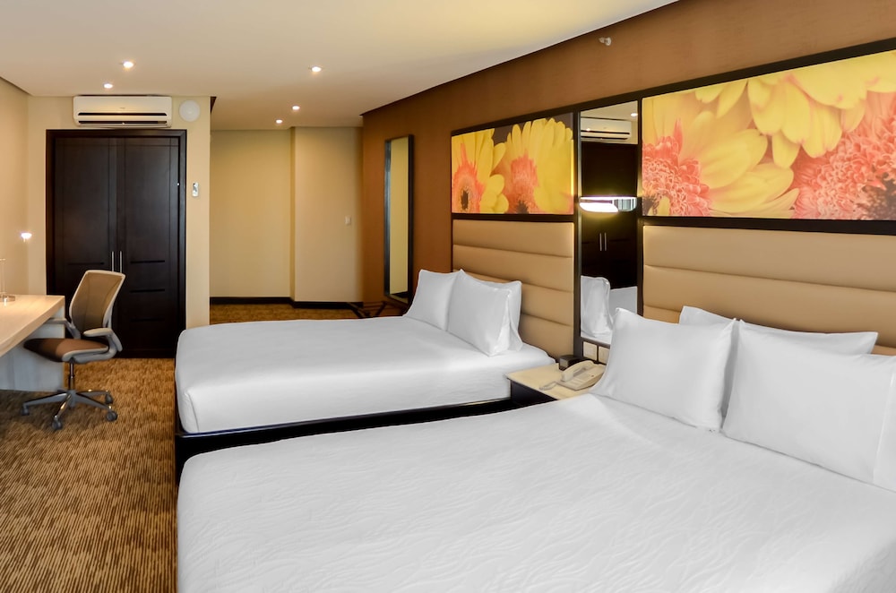 Room, 2 Queen Beds, City View - Photo 3