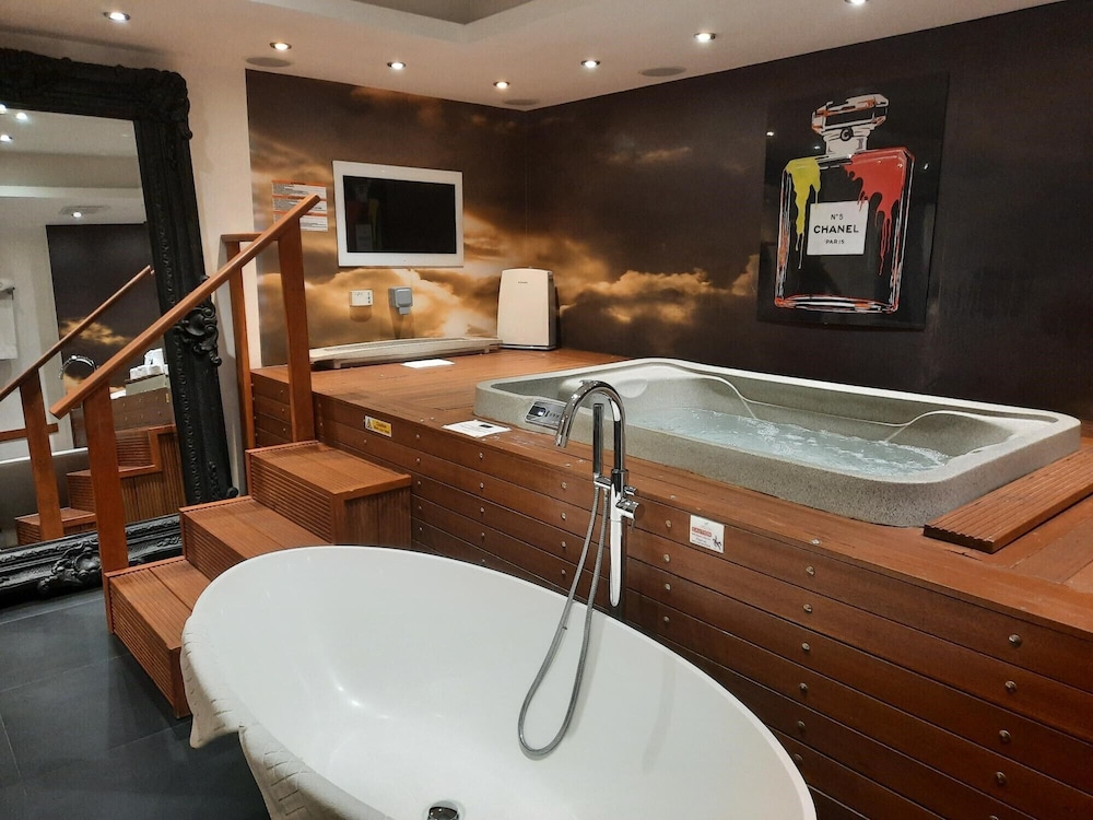Drop Dead Gorgeous Splash Suite photo 3