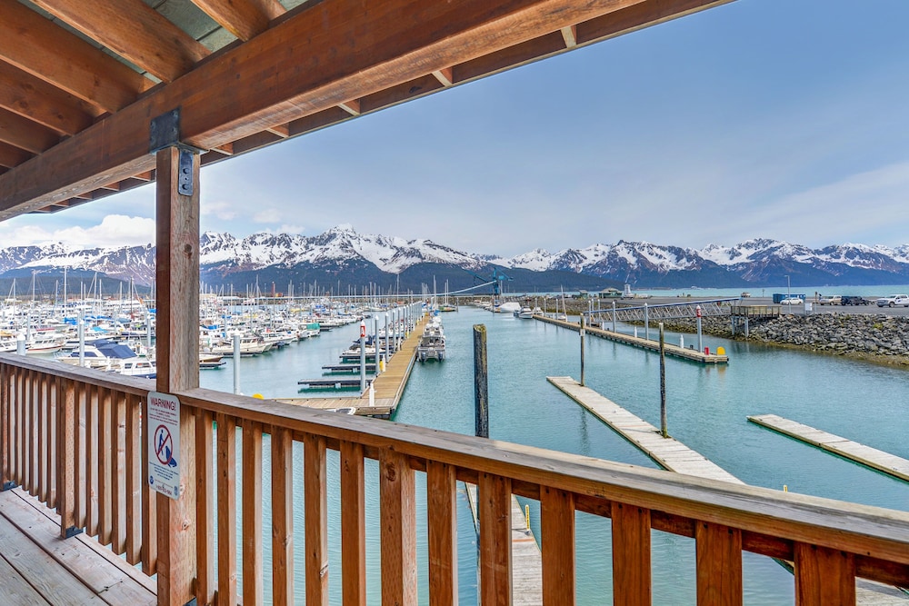Classic Room, 1 Queen Bed, Marina View, Oceanfront photo 2